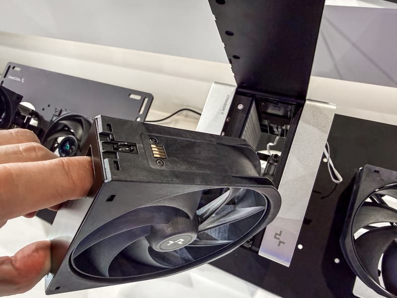 DeepCool показала на Computex 2026 кулеры с испарительной камерой VC 2.0, СЖО с изогнутым AMOLED-экраном на 6,67 дюйма и «аквариумы»  - 2